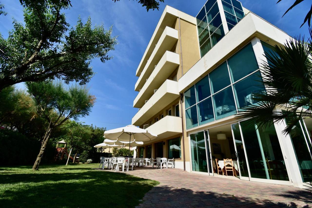 Hotel Astor B&B Lido di Classe Exteriör bild