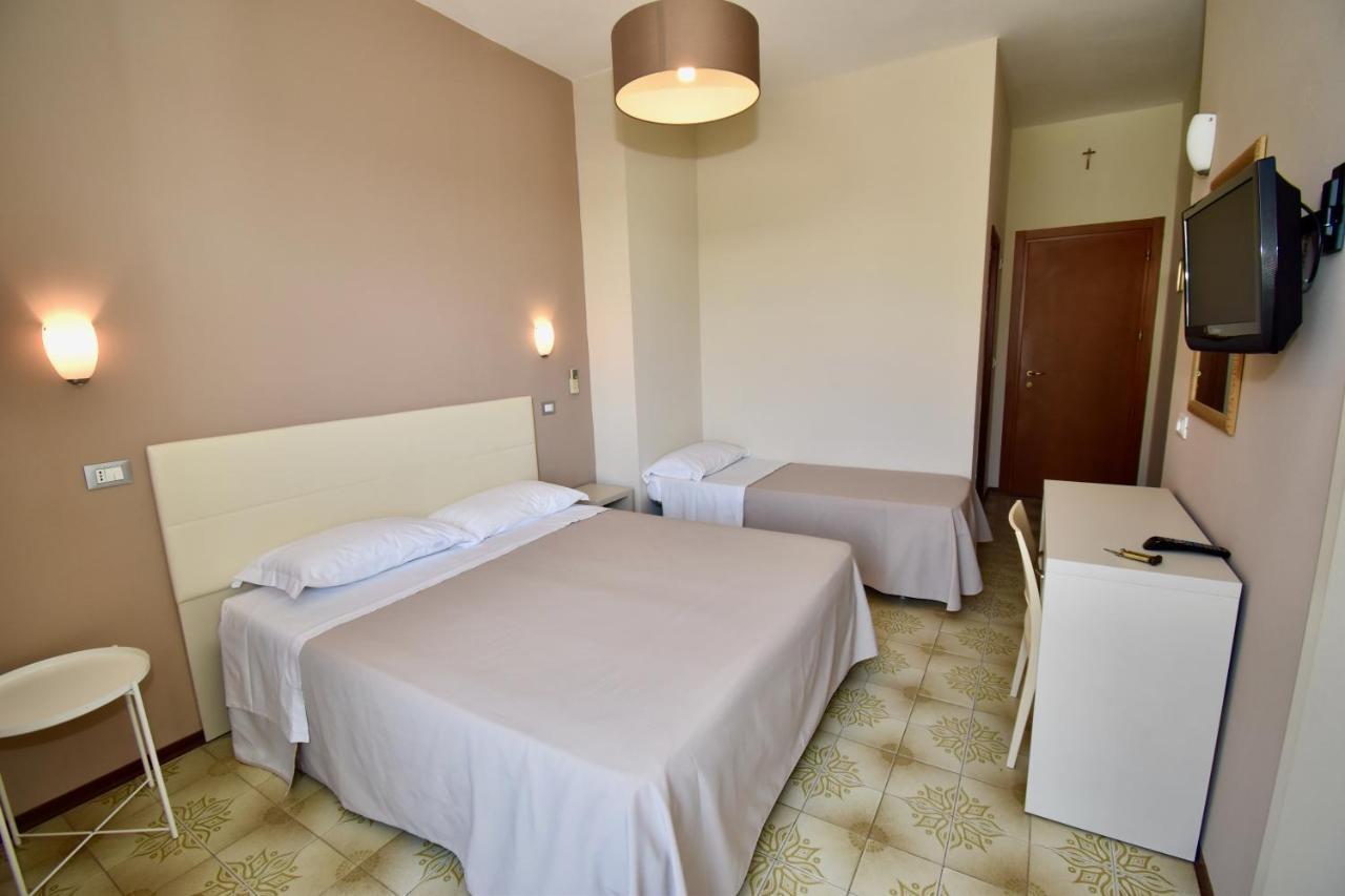 Hotel Astor B&B Lido di Classe Exteriör bild