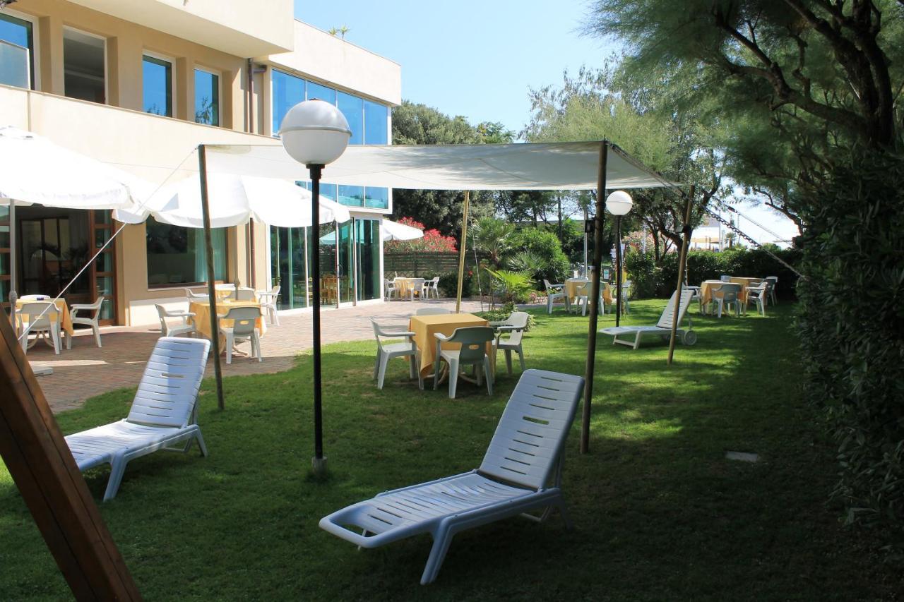 Hotel Astor B&B Lido di Classe Exteriör bild