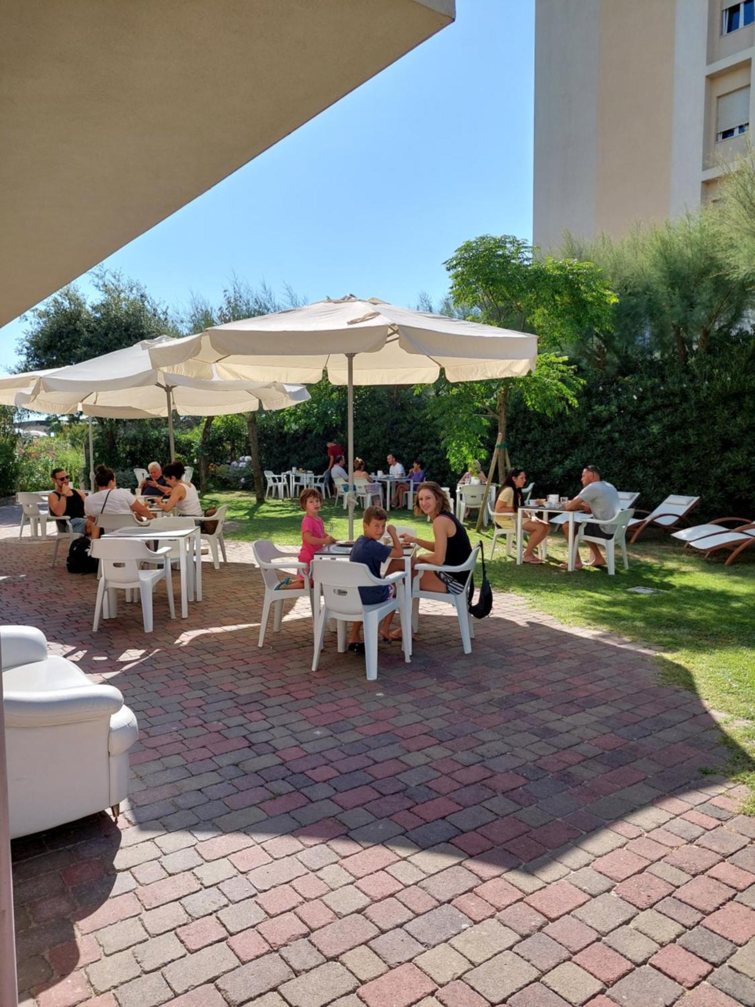 Hotel Astor B&B Lido di Classe Exteriör bild