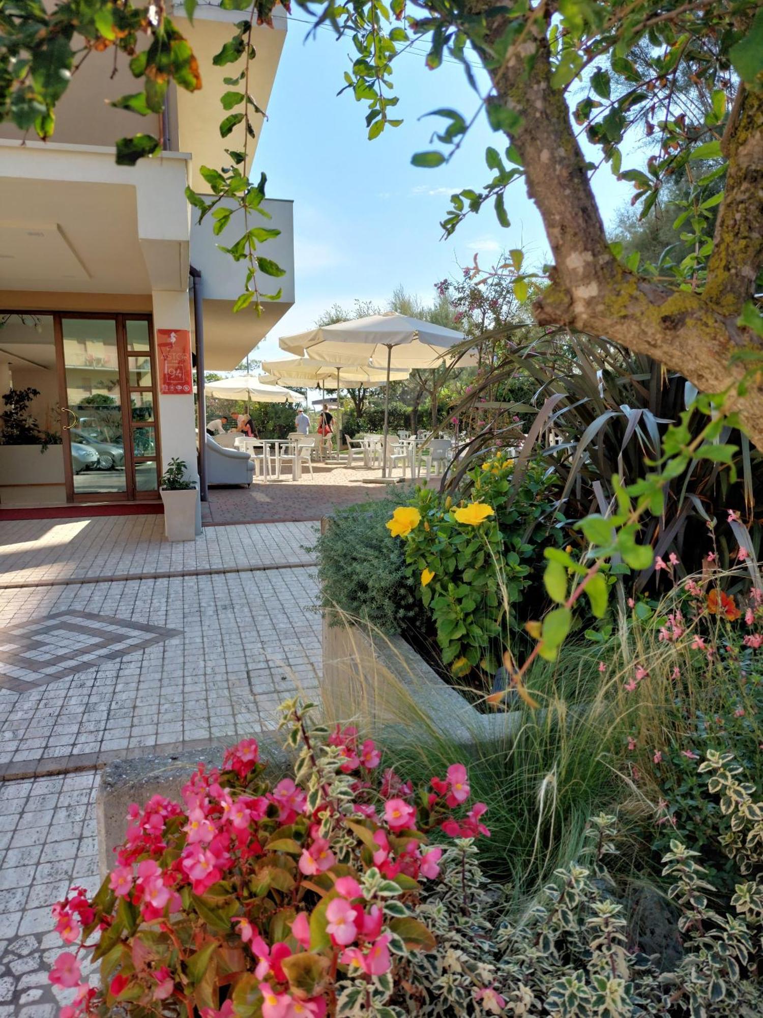 Hotel Astor B&B Lido di Classe Exteriör bild