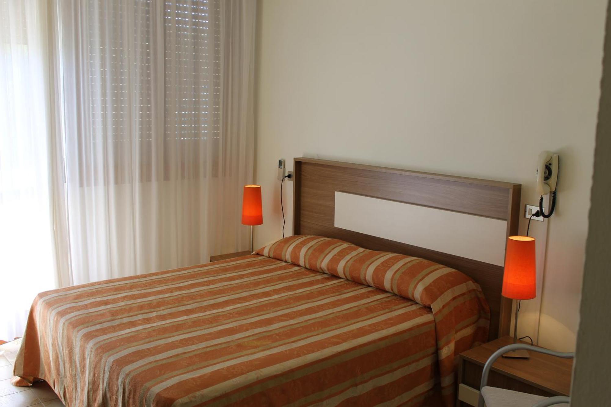 Hotel Astor B&B Lido di Classe Exteriör bild