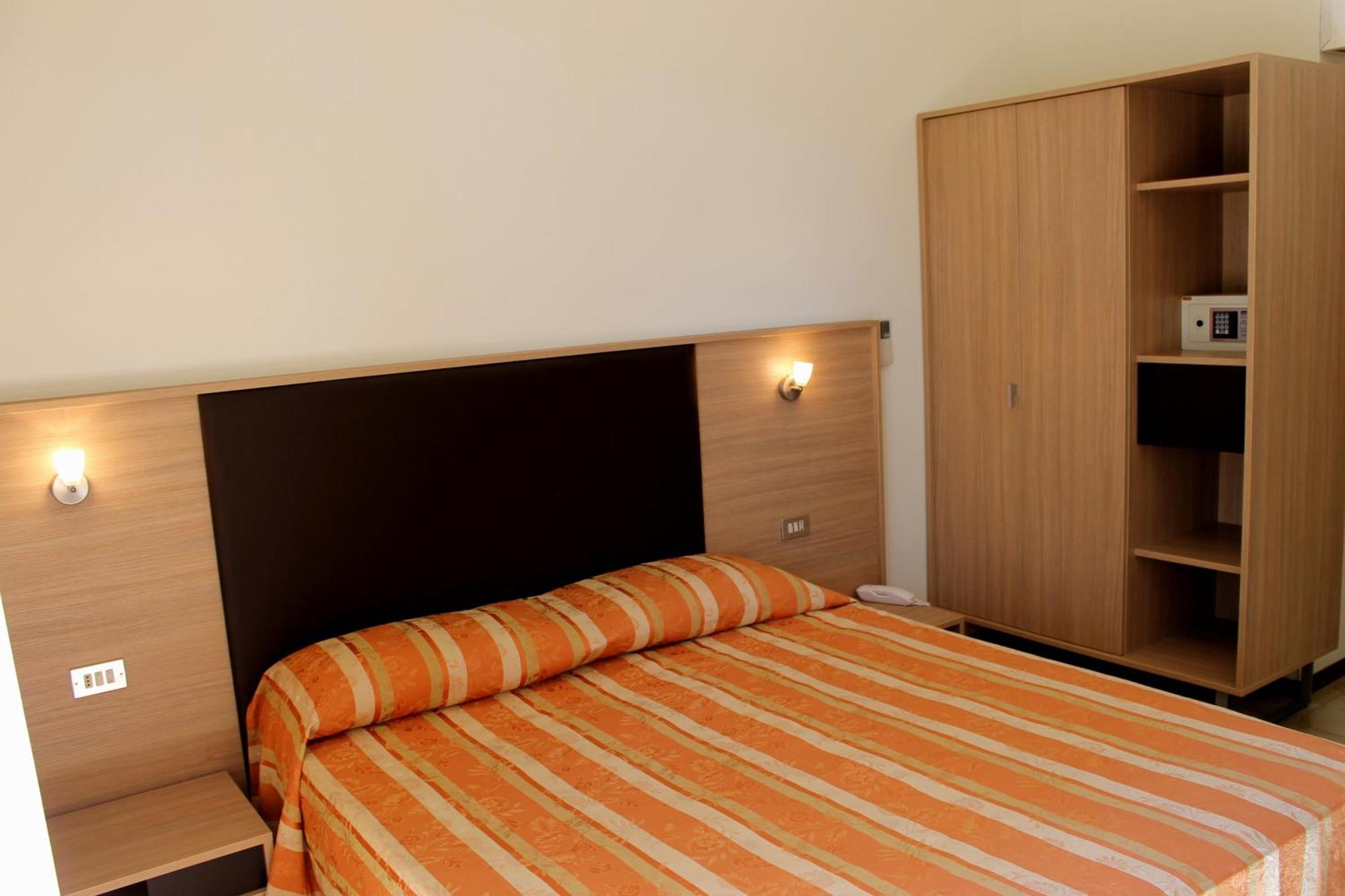 Hotel Astor B&B Lido di Classe Exteriör bild