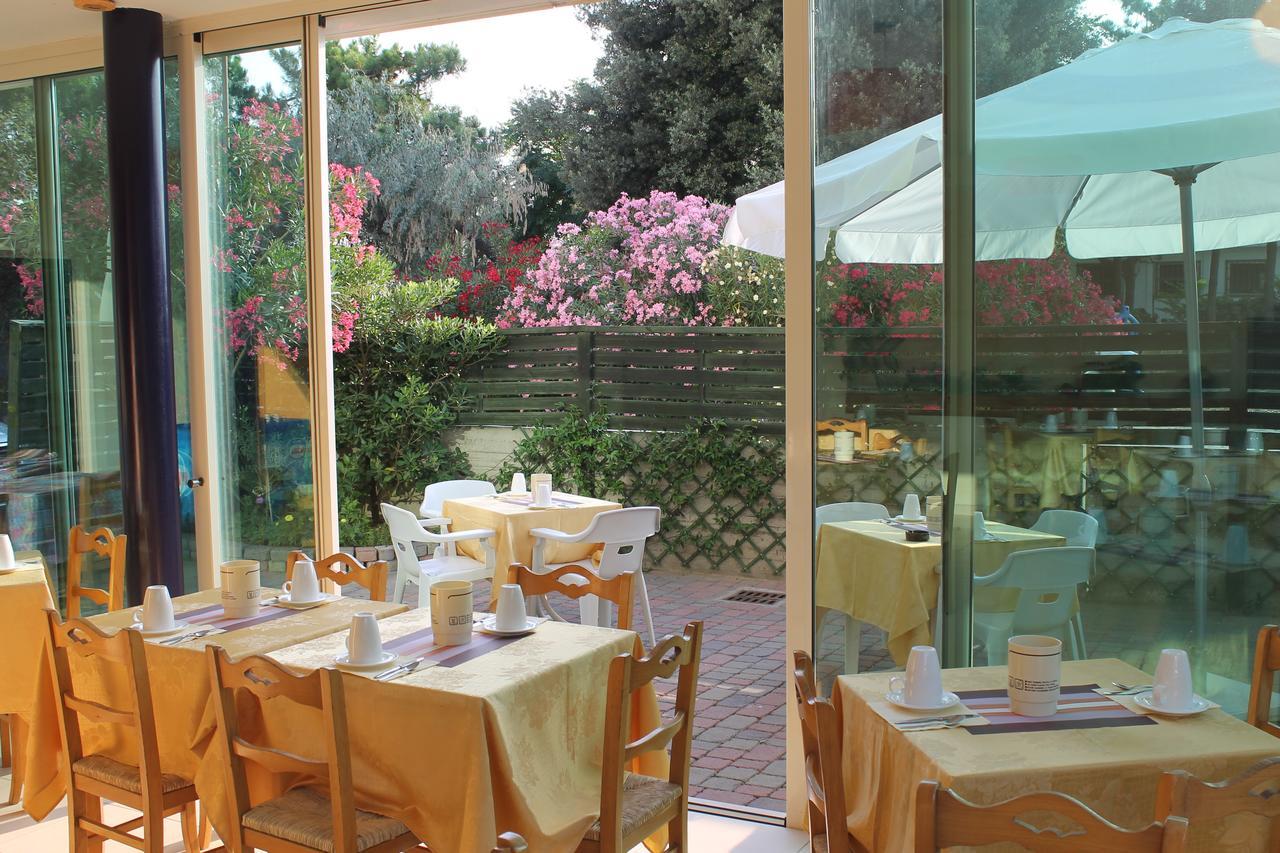 Hotel Astor B&B Lido di Classe Exteriör bild