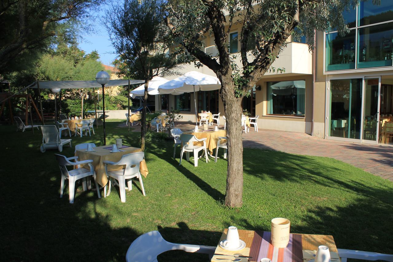 Hotel Astor B&B Lido di Classe Exteriör bild