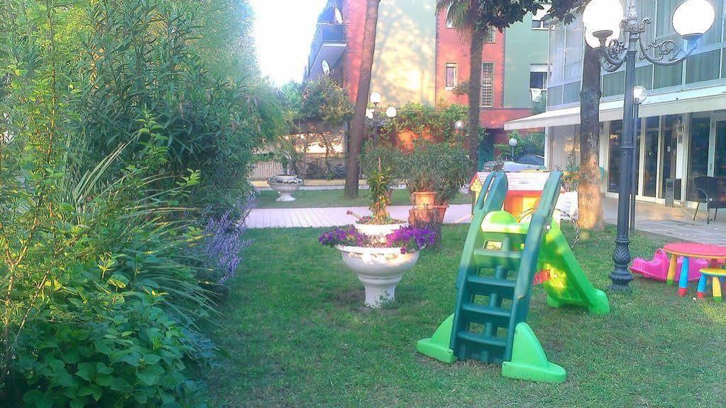 Hotel Astor B&B Lido di Classe Exteriör bild