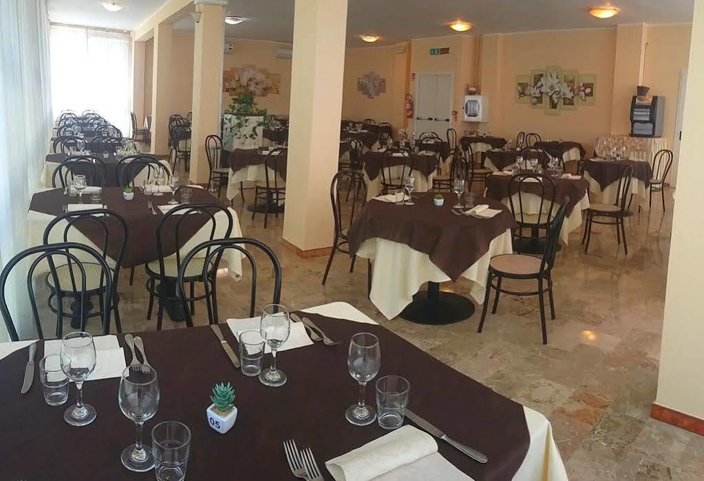 Hotel Astor B&B Lido di Classe Exteriör bild
