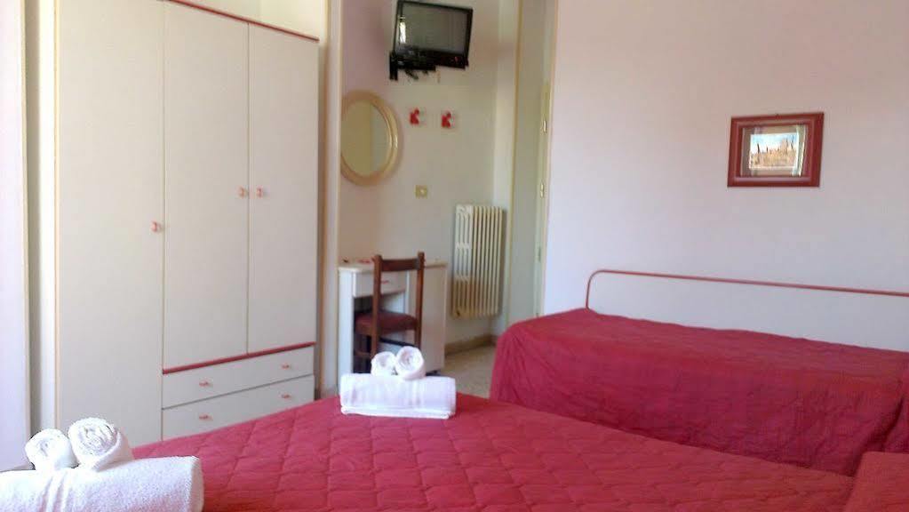Hotel Astor B&B Lido di Classe Exteriör bild